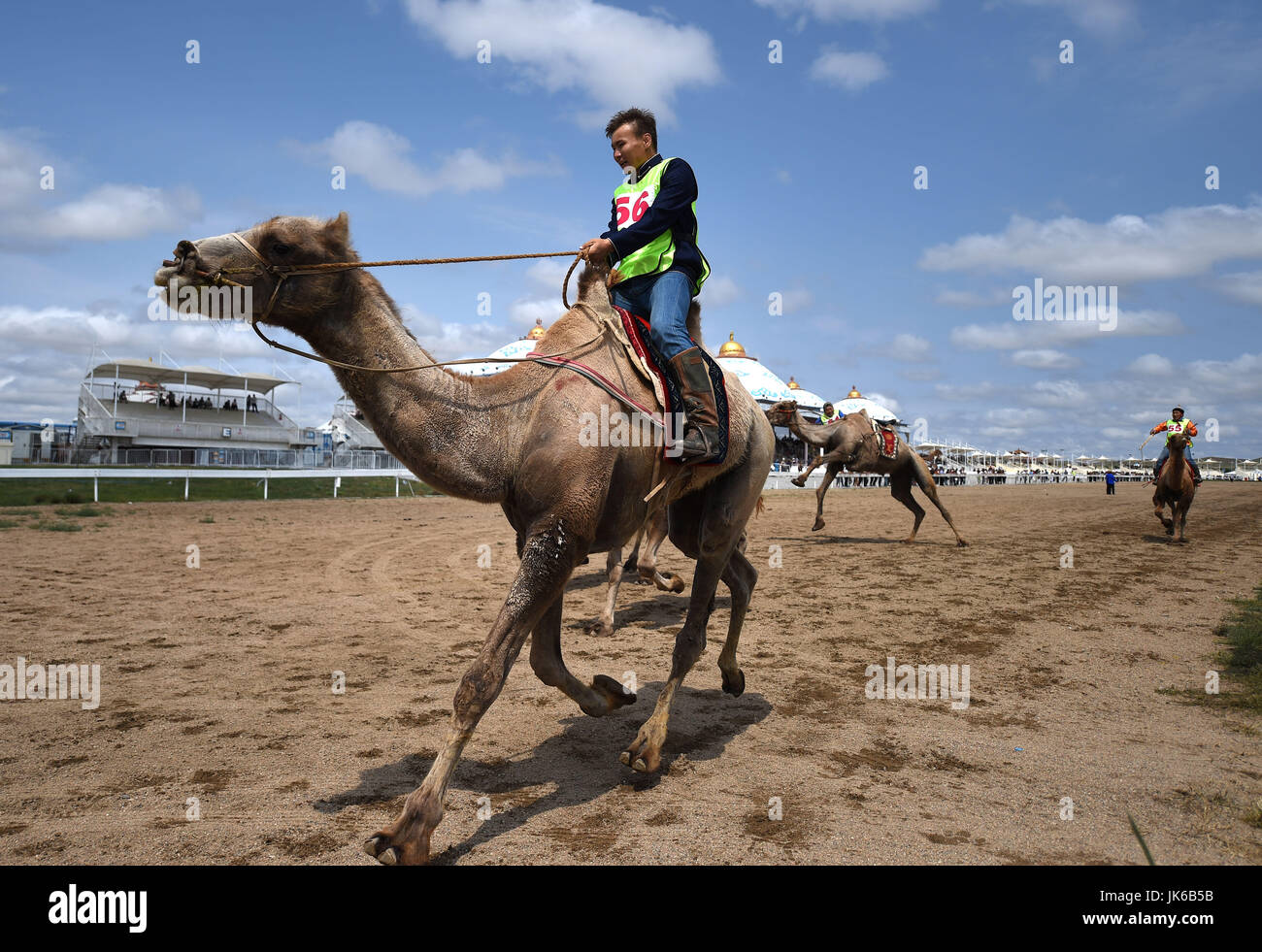 La Mongolie intérieure. 22 juillet, 2017. Un homme est en concurrence pendant les courses de chameaux dans Muminggan Darhan United Banner, Chine du nord, région autonome de Mongolie intérieure. Chaque année une foire Nadam de la bannière a ouvert ici samedi. Les trois jours seront juste mongole ethnique des sports traditionnels, tels que le tir à l'arc, lutte, courses de chevaux, balades à cheval, ainsi que des spectacles de chant et de danse. Nadam, signifiant "entertainment" ou "création" en mongol, est un festival mongol traditionnel dans lequel les gens célébrer les récoltes et prier pour la bonne chance. Source : Xinhua/Alamy Live News Banque D'Images