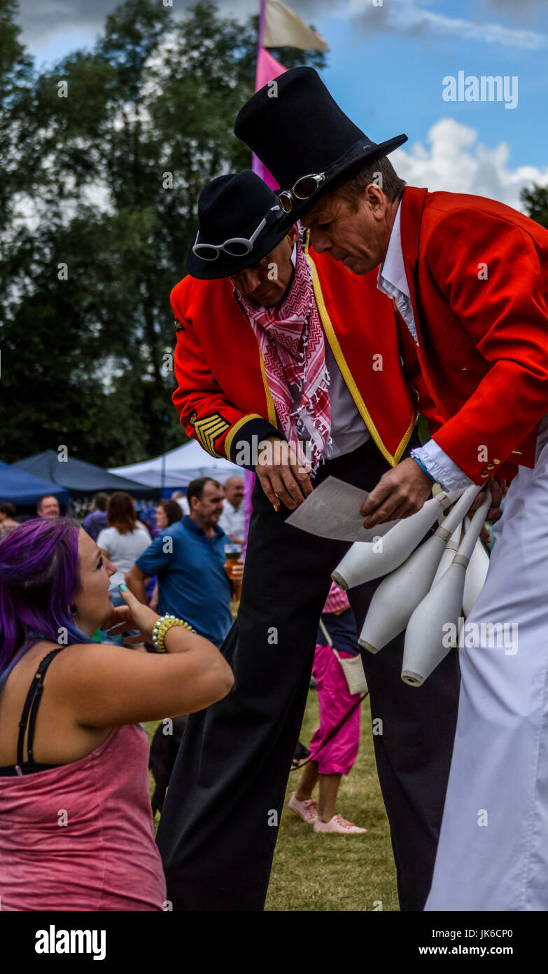 Upton sur Severn, UK. 22 juillet, 2017. UPTON SUR SEVERN, Royaume-Uni - 22 juillet : échassiers chat à un festival festivaliers pendant la anuel Upton sur Severn Blues Festival le 22 juillet 2017. Crédit : Jim Wood/Alamy Live News Banque D'Images