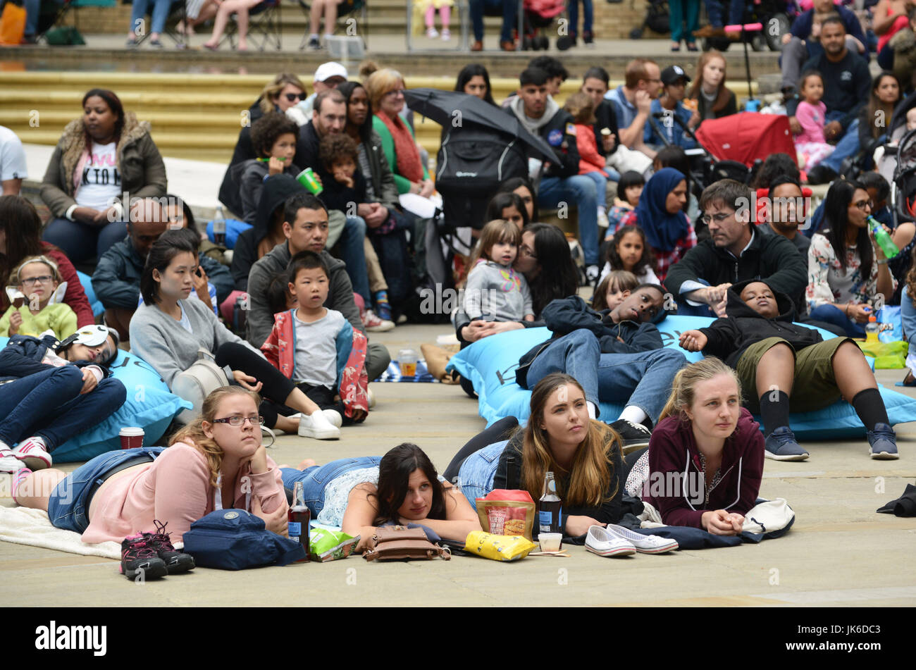 Les cinéphiles appréciant la libre du film, en plein air à Central Square, Brindleyplace. Le thème de cette année est 'Heroes Vs Villains' et demain est le dernier jour de sept jours du festival. Crédit : David Bagnall/Alamy Live News Banque D'Images