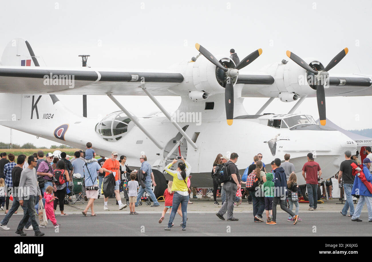 Vancouver, Canada. 22 juillet, 2017. Personnes visitent la baie Boundary air show à Delta, Canada, le 22 juillet 2017. Le spectacle aérien de Boundary Bay avec des spectacles d'acrobatie aérienne et l'exposition statique du moderne au avions lancé à Delta, le samedi. Credit : Liang sen/Xinhua/Alamy Live News Banque D'Images