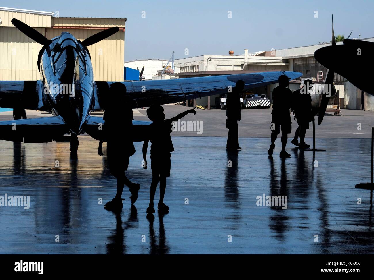 Californie, USA. 22 juillet, 2017. Personnes visitent le 'La Première Guerre mondiale et au début de l'avion' show à l'air Planes of Fame Museum à Chino de Californie, aux États-Unis, le 22 juillet 2017. Credit : Zhao Hanrong/Xinhua/Alamy Live News Banque D'Images