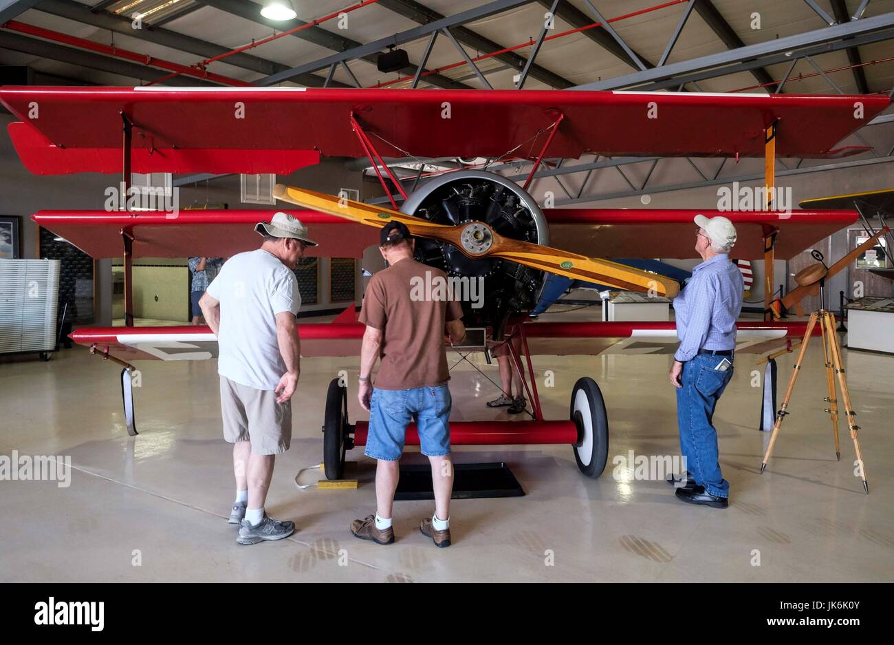Californie, USA. 22 juillet, 2017. Personnes visitent le 'La Première Guerre mondiale et au début de l'avion' show à l'air Planes of Fame Museum à Chino de Californie, aux États-Unis, le 22 juillet 2017. Credit : Zhao Hanrong/Xinhua/Alamy Live News Banque D'Images