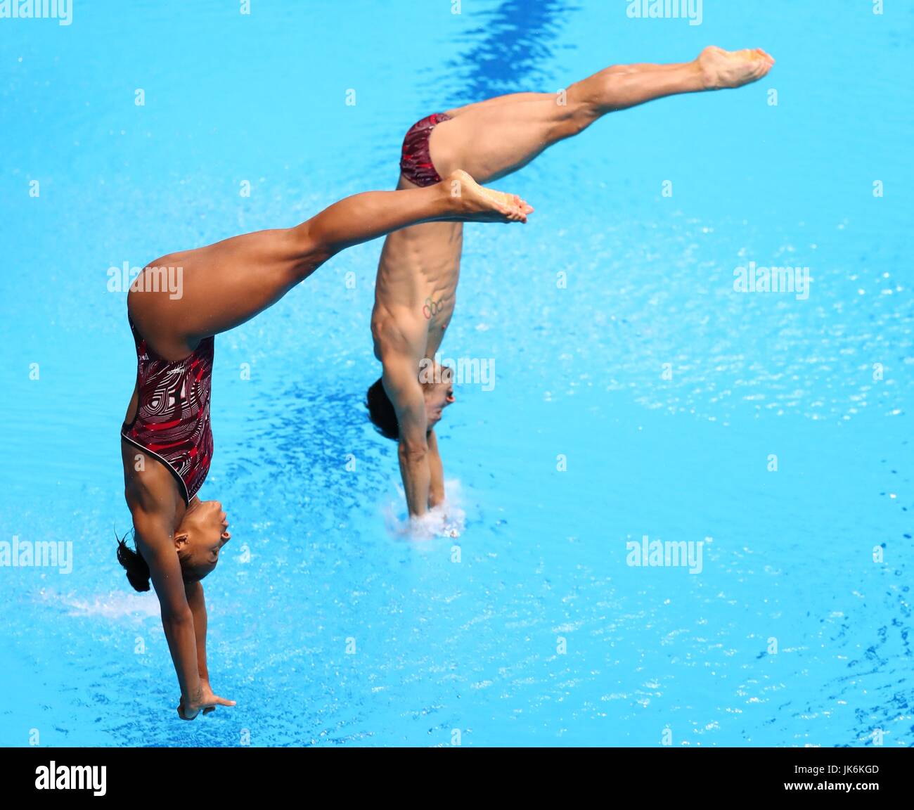 Budapest. 22 juillet, 2017. Jennifer Abel (L) et François Imbeau-Dulac du Canada au cours de la concurrence Tremplin 3m mixte finale Synchro de la plongée à la 17e Championnats du Monde FINA à arène Duna à Budapest, Hongrie le 22 juillet, 2017. Jennifer Abel et François Imbeau-Dulac a remporté la médaille de bronze avec 297,72 points. Credit : Gong Bing/Xinhua/Alamy Live News Banque D'Images