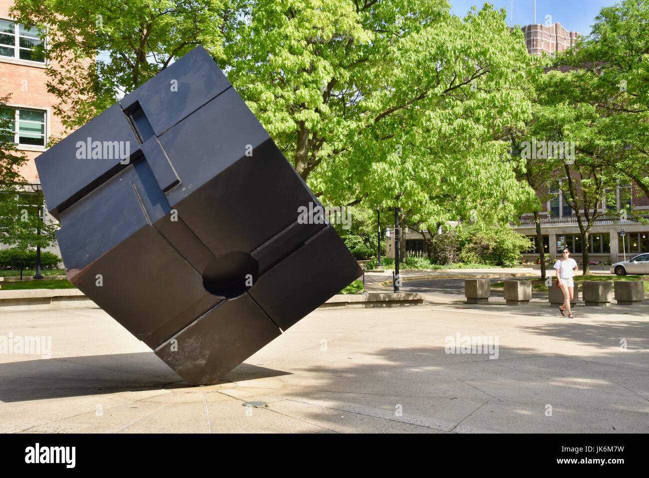 Le Cube (Endover), une sculpture extérieure sur l'affichage en parc public à l'Université du Michigan campus, Ann Arbor, Michigan, jour, Union européenne à l'arrière. Banque D'Images