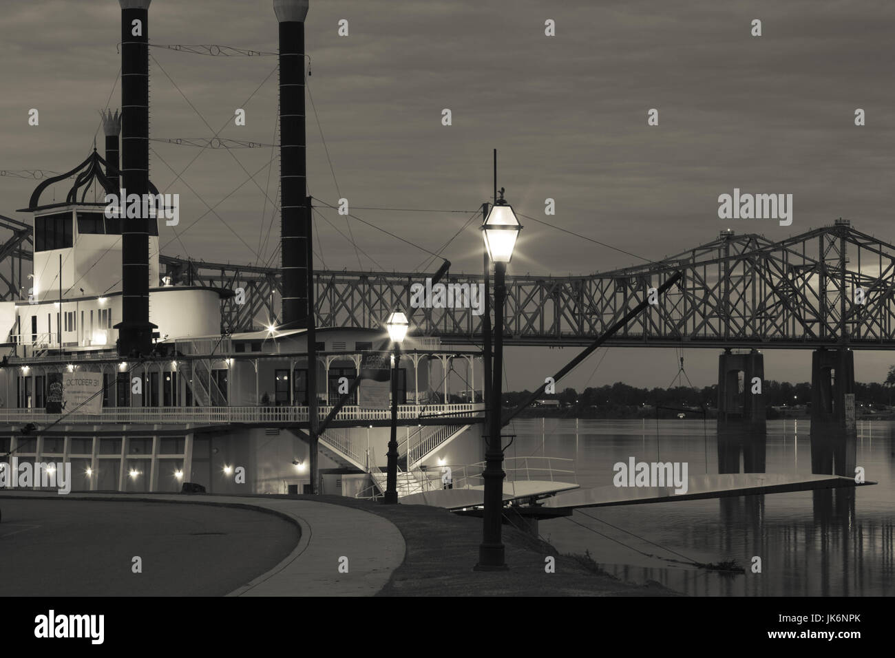 USA, au Mississippi, Natchez, Isle of Capri Casino Riverboat sur le fleuve Mississippi, dusk Banque D'Images