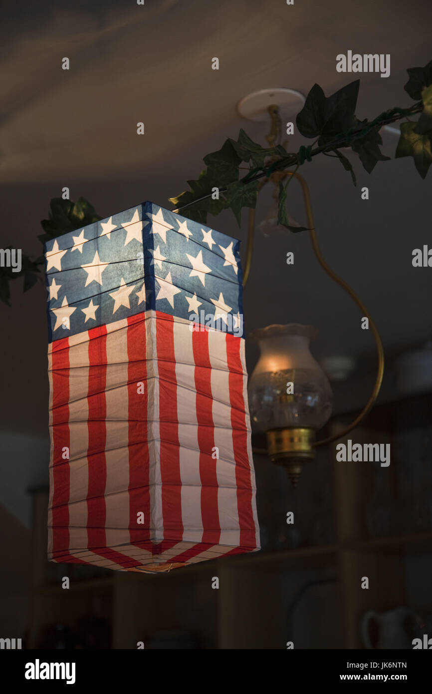 USA, West Virginia, Harpers Ferry, Parc historique national Harpers Ferry, lanternes drapeau américain en magasin Banque D'Images