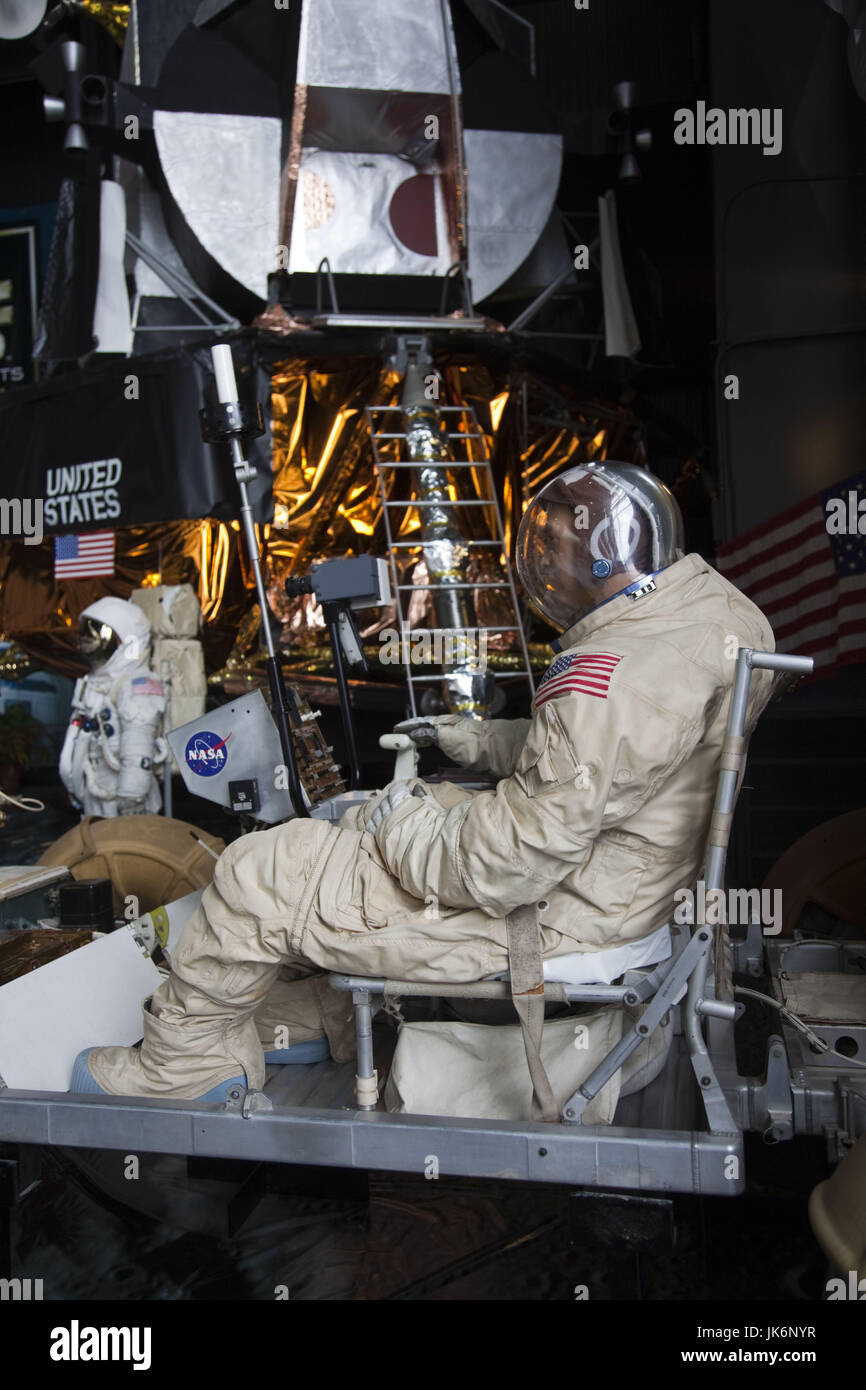 USA, Alabama, Huntsville, US Space and Rocket Center, l'astronaute moonwalk costume et véhicule lunaire Banque D'Images