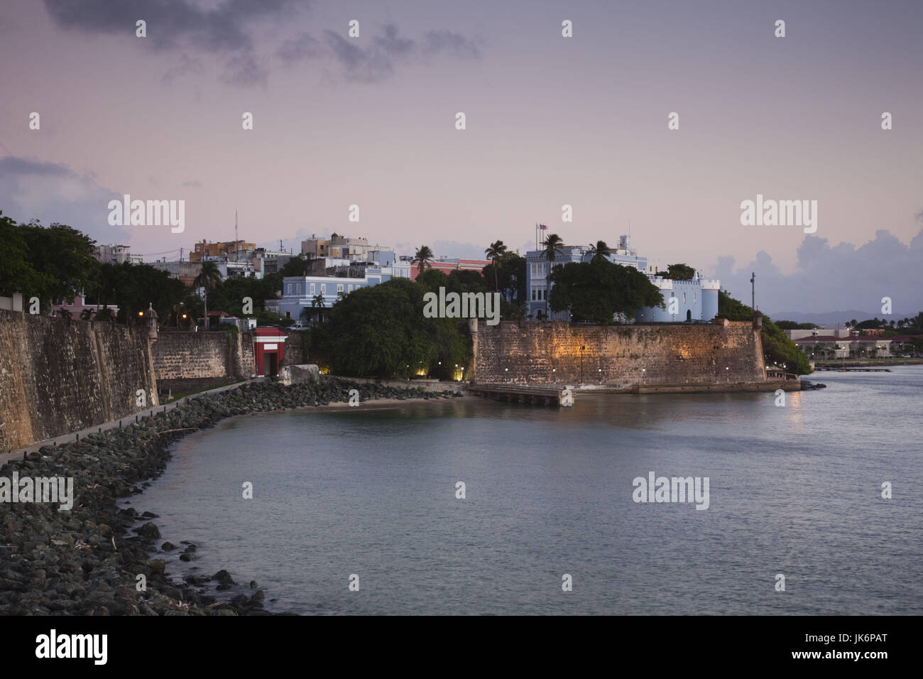 Puerto Rico, San Juan, San Juan, La Fortaleza, résidence du gouverneur de l'île, Baie de San Juan, au crépuscule Banque D'Images