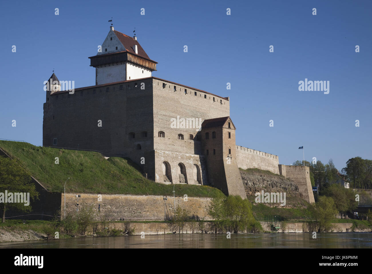 L'Estonie, le nord-est de l'Estonie, Tallinn, du château de Narva, 13e siècle, matin Banque D'Images