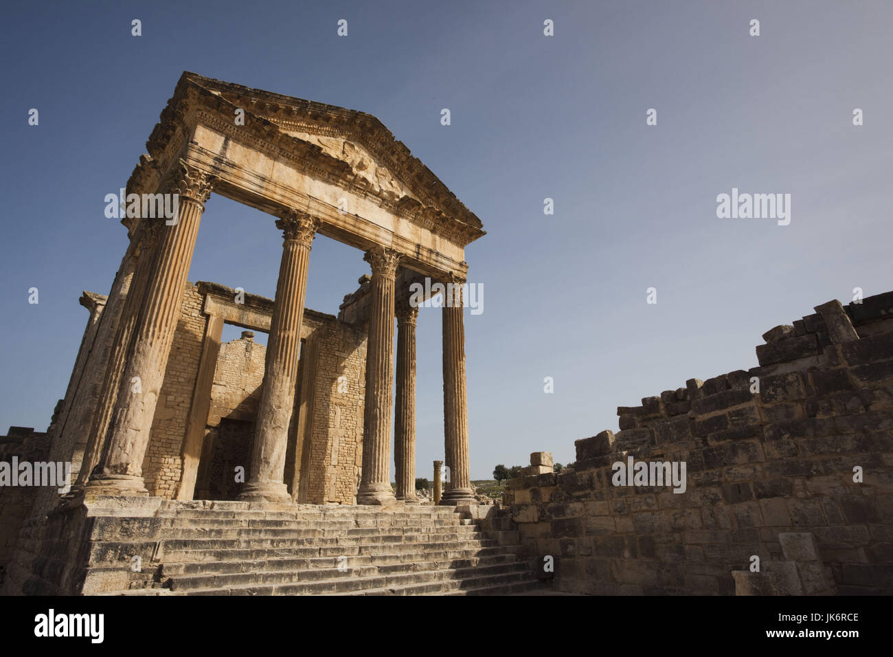 La Tunisie, centre-ouest de la Tunisie, de l'ère romaine Dougga, ruines de la ville, site de l'Unesco, le Capitole, Place des vents Banque D'Images