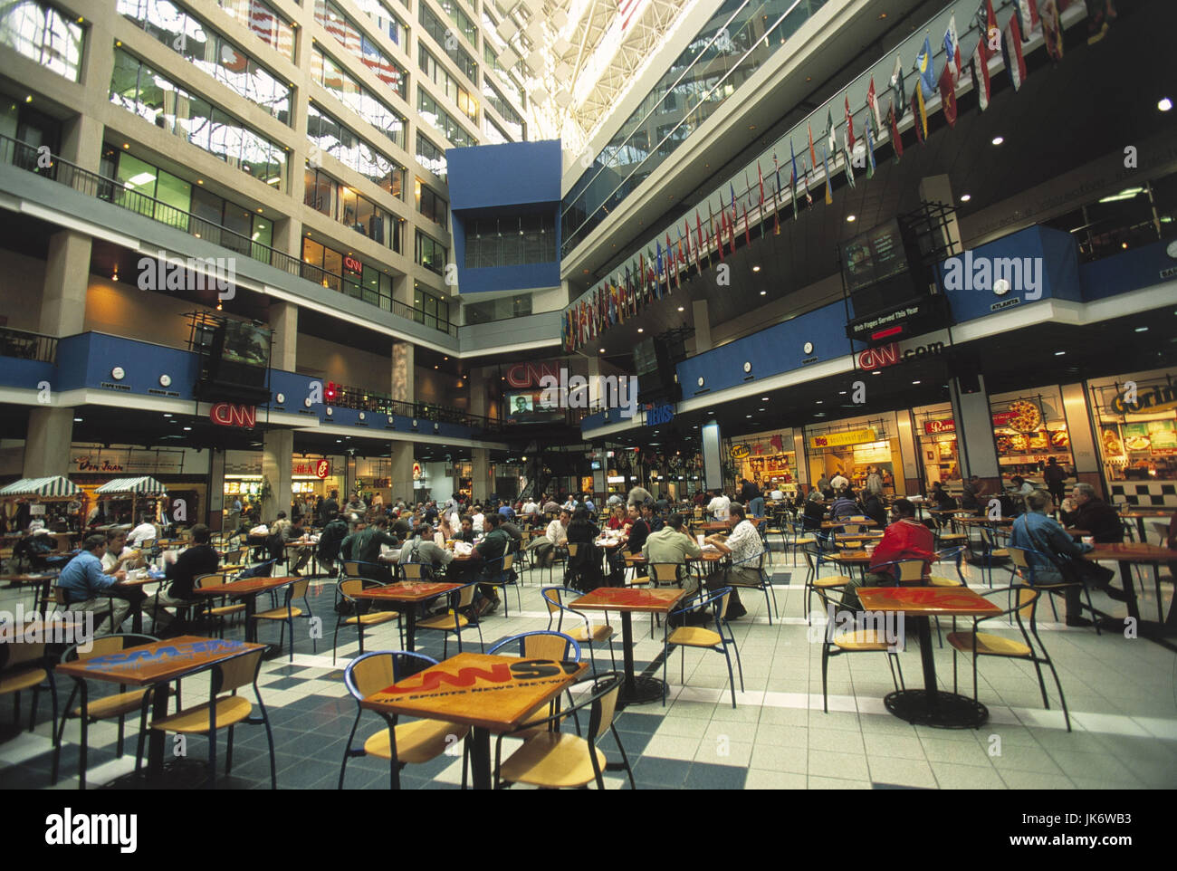 USA, Atlanta, Georgie, le CNN Center, Halle, Tische, Besucher, Angestellte Europa Nordamerika, Südstaaten, Atlanta, Métro, Stadt, Großstadt, Sehenswürdigkeit, Nachrichtensender, Nachrichtendienst, Cable Network News, innen, Innenaufnahme Gebäudekomplex, CNN, complexes, Restaurant, Kantine, Sitzgelegenheiten Banque D'Images