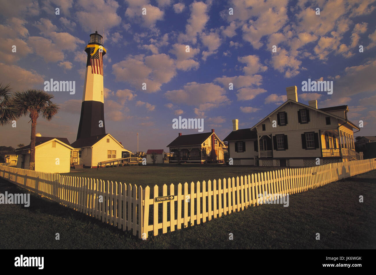 Usa Georgie Tybee Island Leuchtturm Wohnhauser Gartenzaun Morgenlicht Europa Nordamerika Sudstaaten Halbinsel Stadt Erbaut 1933 De Tybee Island Historical Society Musee Sehenswurdigkeit Turm 31 32 M Hoch Holzfassade Holzgebaude Holz