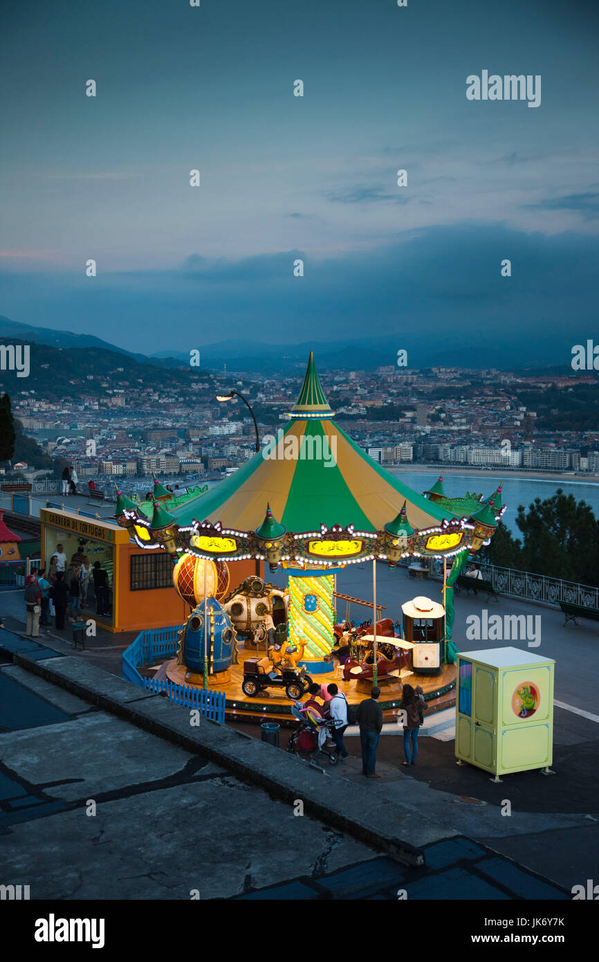 Espagne, Pays basque Région, province de Guipuzcoa, San Sebastian, Monte Igueldo amusement park, dusk Banque D'Images