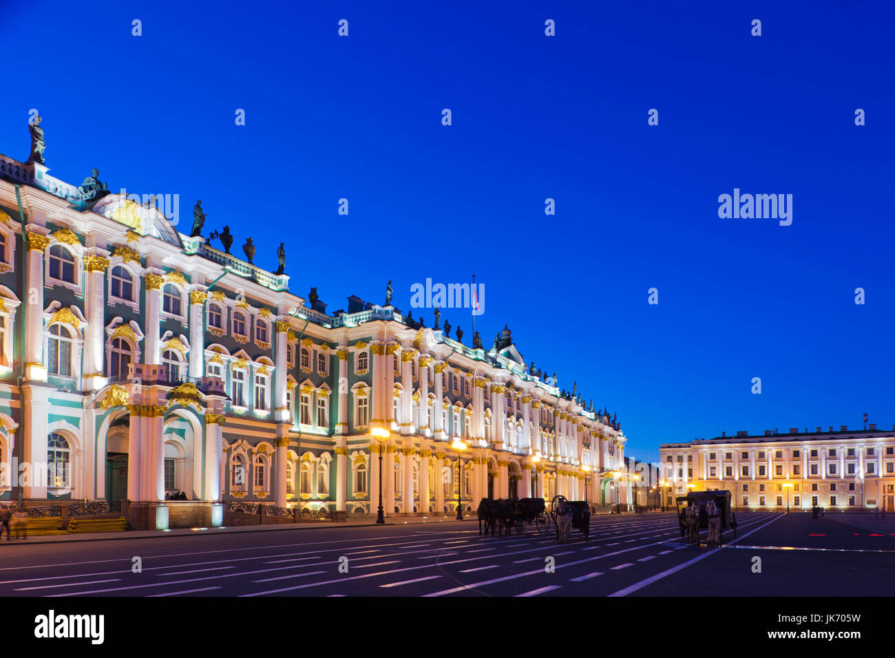 La Russie, Saint-Pétersbourg, Centre, Palais d'hiver, Musée de l'Ermitage, la Place Dvortsovaya, soir Banque D'Images