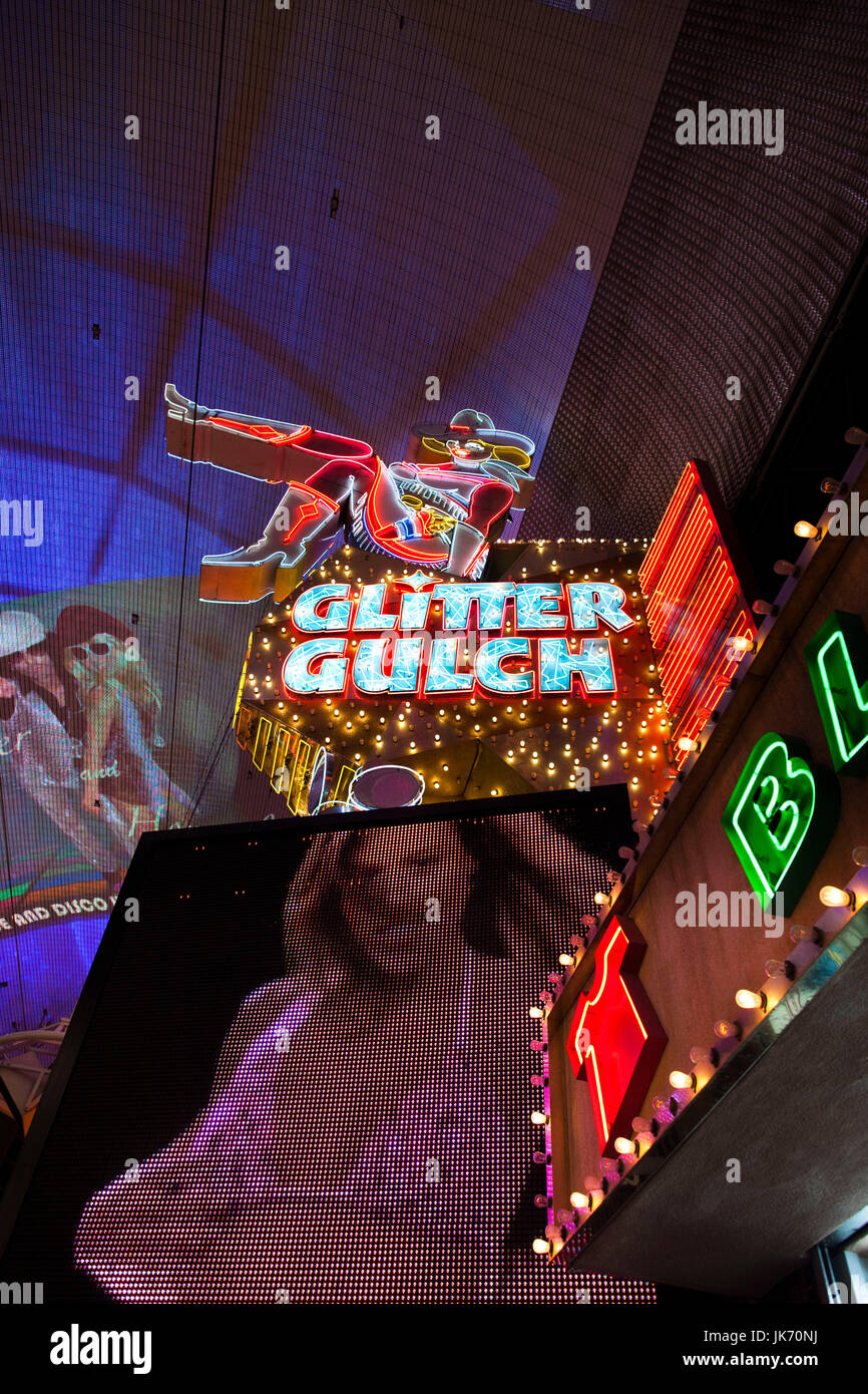 USA, Nevada, Las Vegas, le centre-ville, Fremont Street Experience, Sassy Sally en néon pour Glitter Gulch strip club Banque D'Images