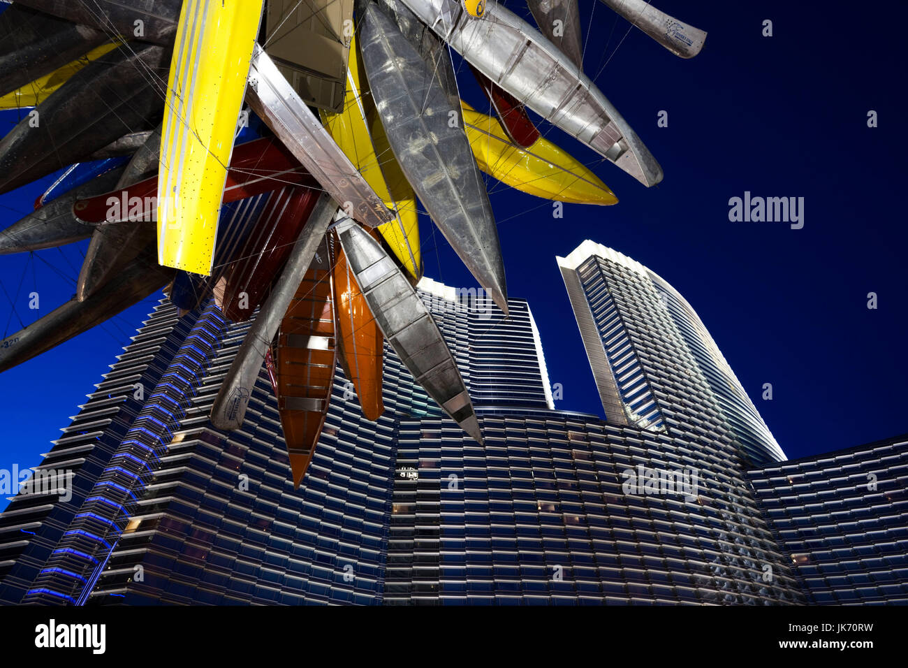 USA, Nevada, Las Vegas, en centre-ville, l'hôtel Aria et canoe sculpture, grand avantage par Nancy Rubins, Dawn Banque D'Images