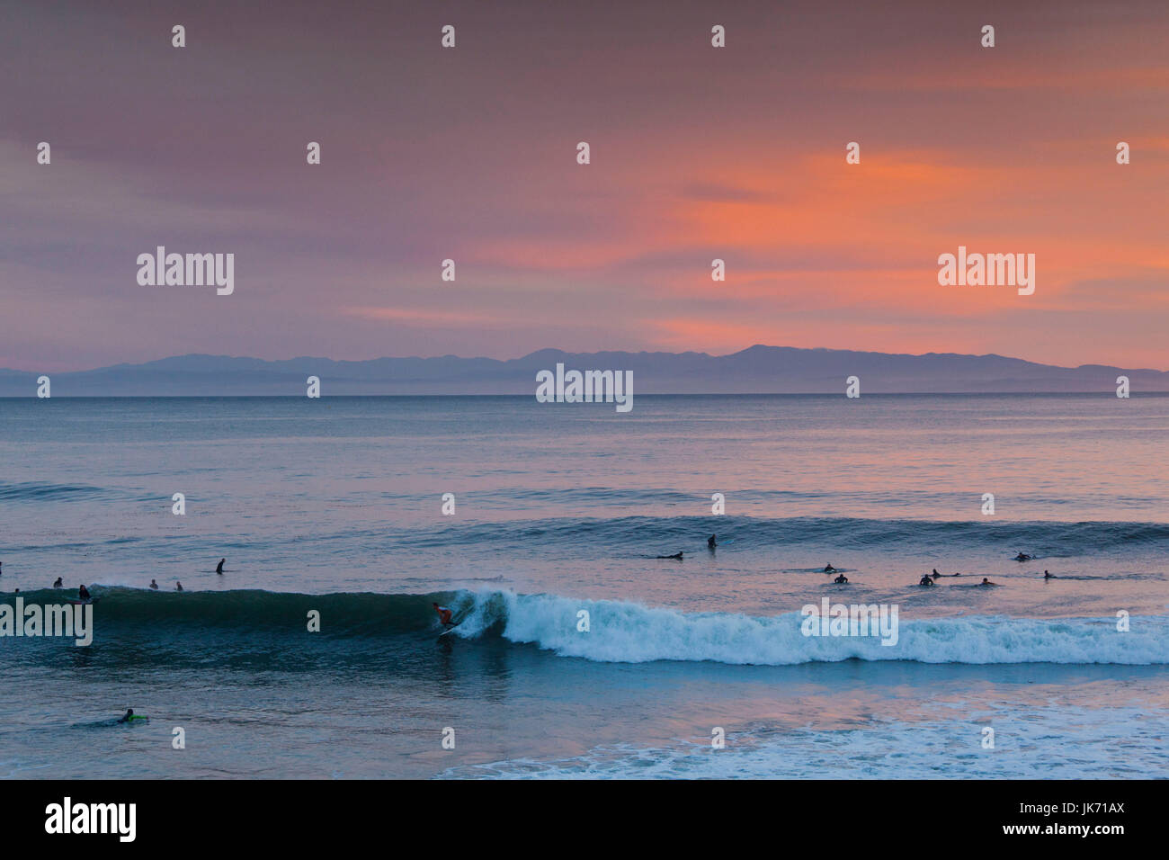 États-unis, Californie, côte centrale, Santa Cruz, Lighthouse Field State Beach, les surfers sur Steamers Lane, coucher du soleil Banque D'Images