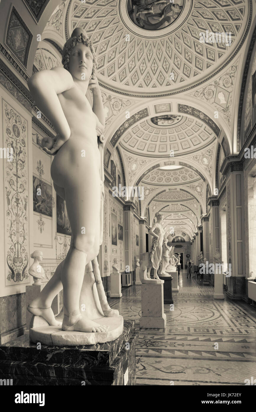 La Russie, Saint-Pétersbourg, Centre, Palais d'hiver, Musée de l'Ermitage, statue gallery Banque D'Images