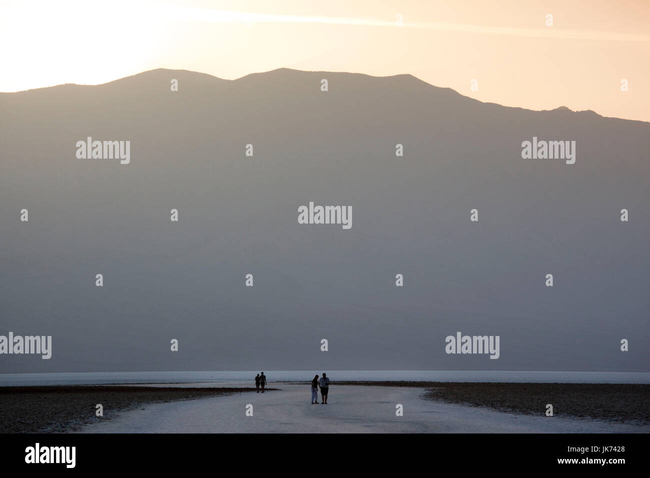 États-unis, Californie, Death Valley National Park, altitude 282, Badwater pieds au-dessous du niveau de la mer, point le plus bas de l'hémisphère ouest, vue du coucher de soleil avec les visiteurs, NR Banque D'Images