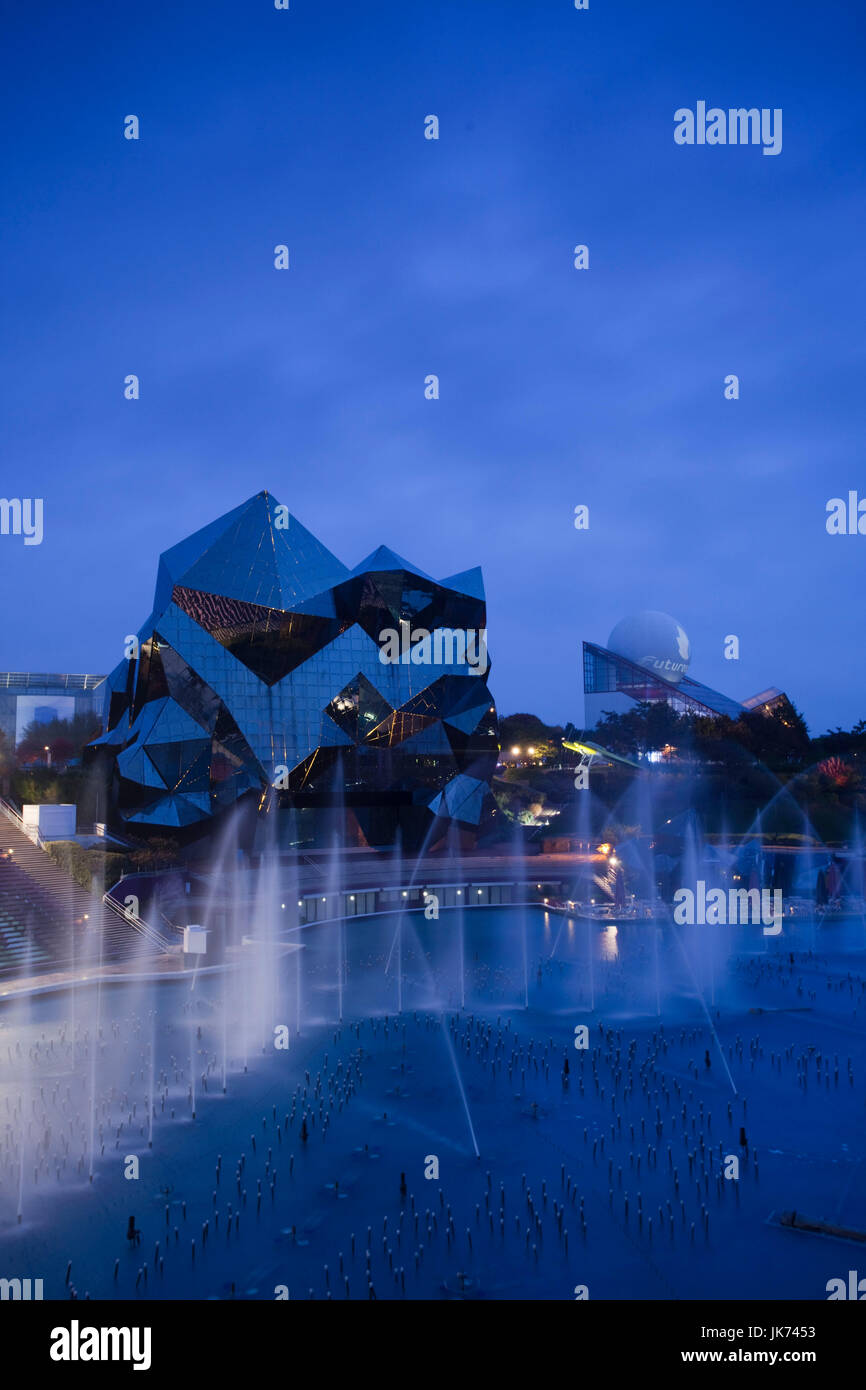 France, Poitou-Charentes, Vienne, Poitiers Futuroscope, parc scientifique, un cinéma IMAX et de fontaines, le soir Banque D'Images