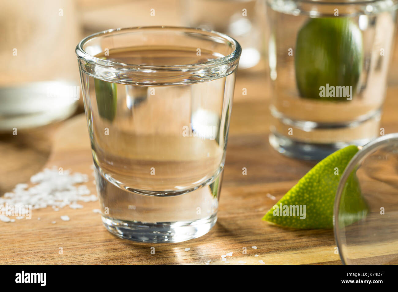 L'alcool Mezcal Tequila Shots avec de la chaux et de sel Banque D'Images