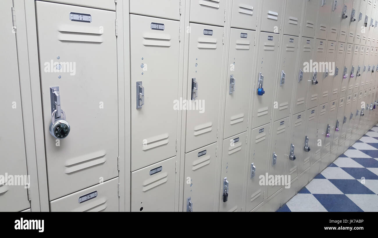 Casiers scolaires off white, noir et blanc du carrelage Banque D'Images