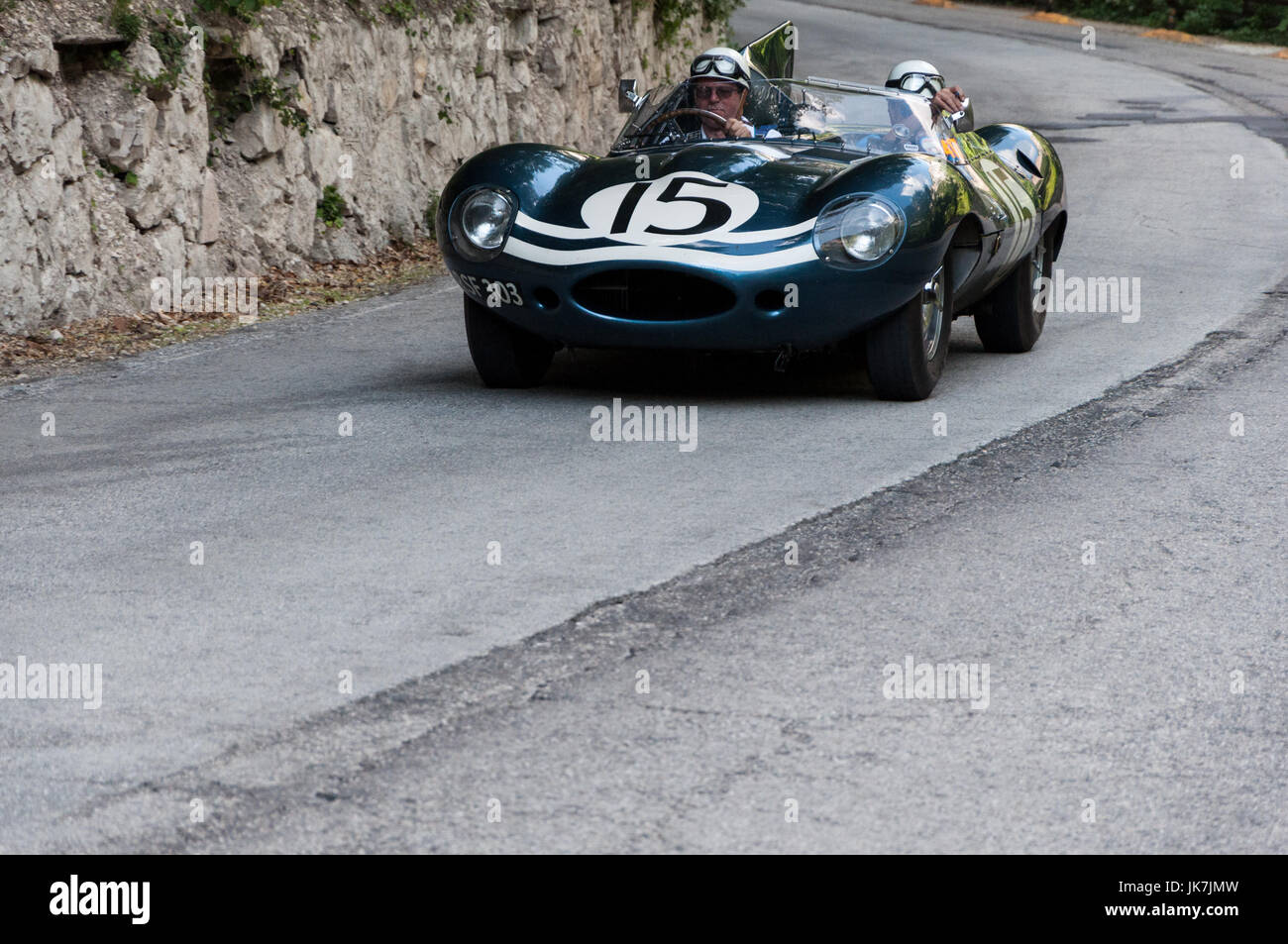 Gola del Furlo, italie - mai 19:jaguar d-type 1956 sur une vieille voiture de course en rallye Mille Miglia 2017 la célèbre course historique italien (1927-1957) sur ma Banque D'Images