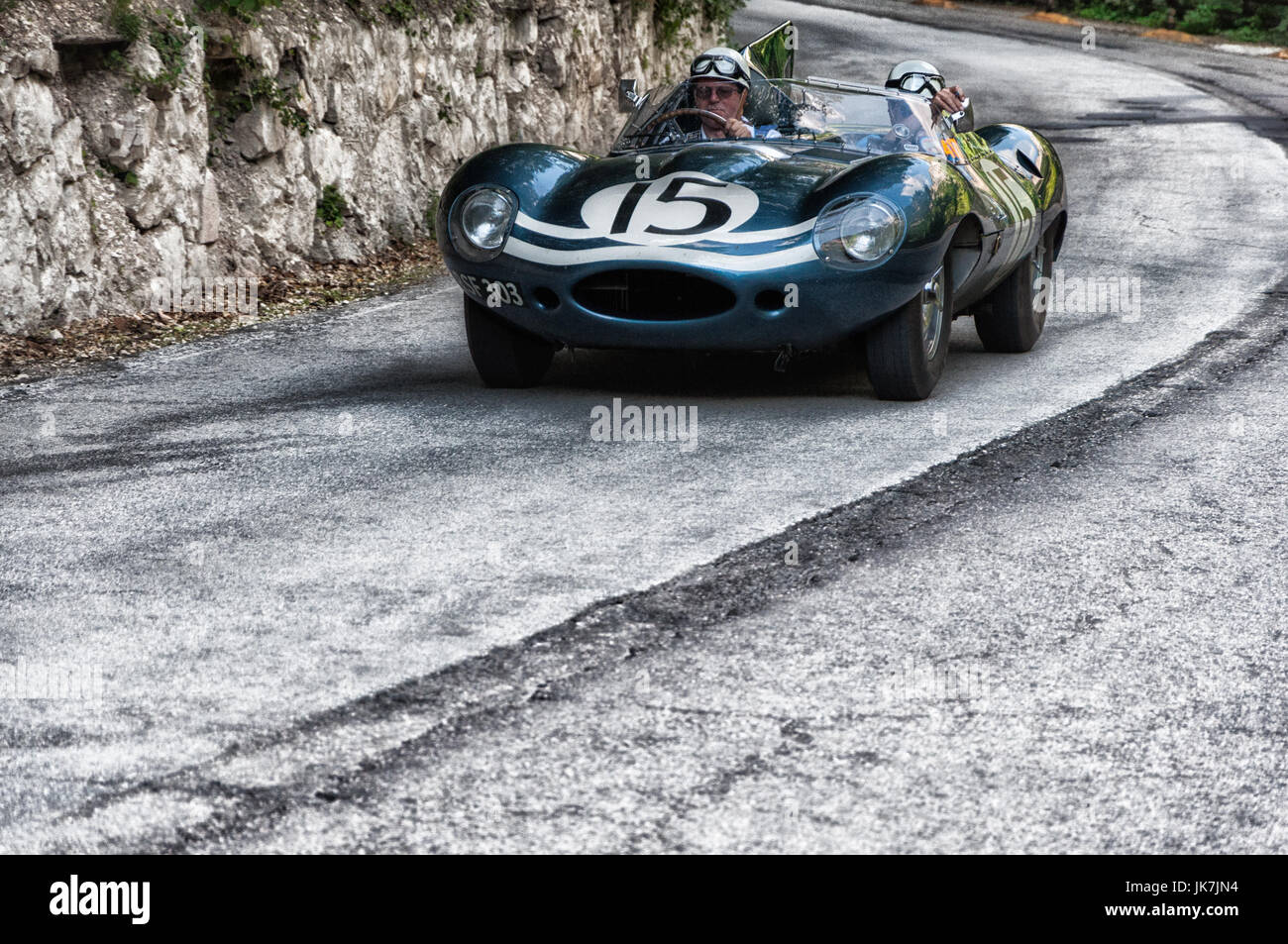 Gola del Furlo, italie - mai 19:jaguar d-type 1956 sur une vieille voiture de course en rallye Mille Miglia 2017 la célèbre course historique italien (1927-1957) sur ma Banque D'Images