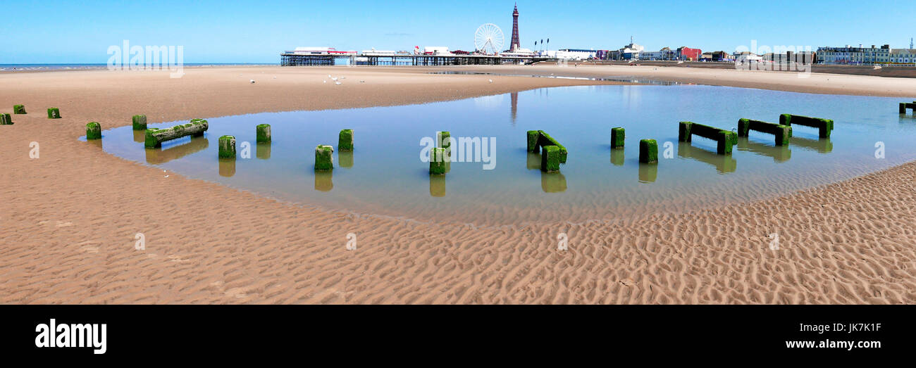 Vue panoramique de l'ancienne en bois épi sur la plage de Blackpool Central Pier et avec tour en arrière-plan Banque D'Images