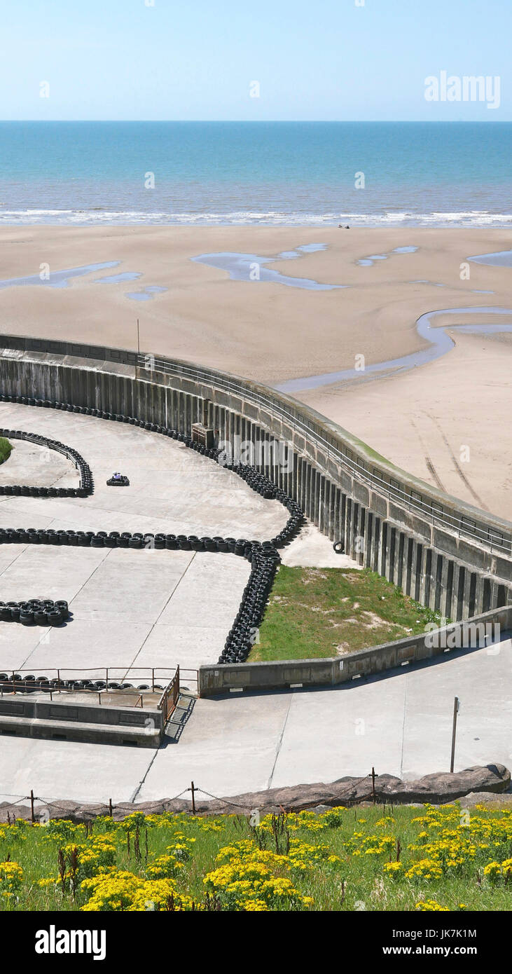 Les voiture sur la piste de Go-Kart sur front de mer de Blackpool Banque D'Images