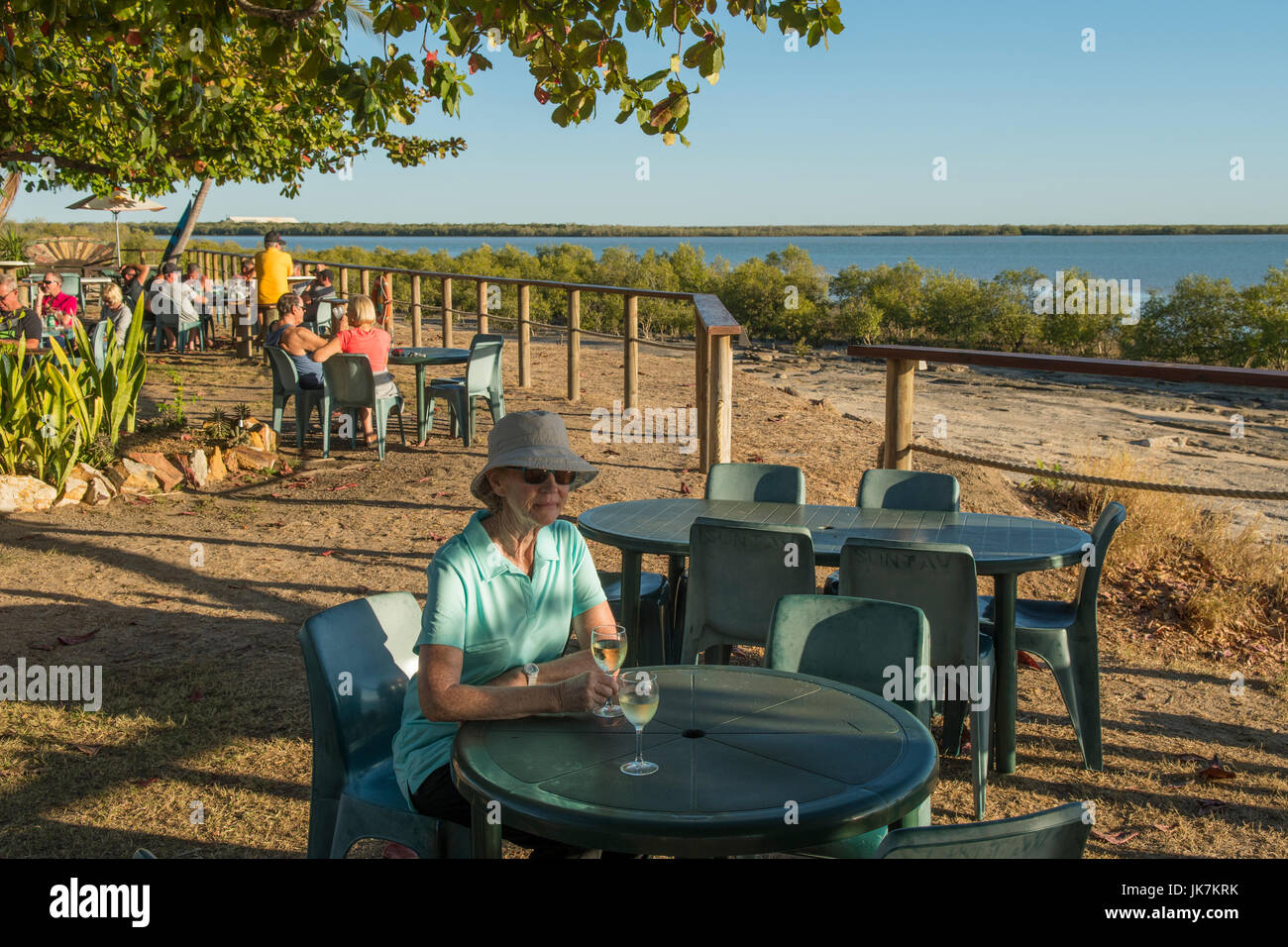 Taverne au coucher du soleil, Pont Karumba, Queensland, Australie Banque D'Images