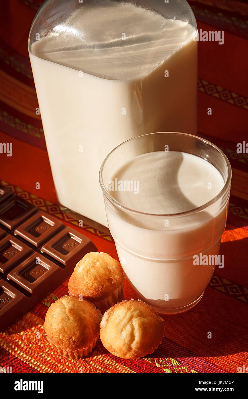 Ingrédients pour le petit-déjeuner, avec du lait, muffins et chocolat Banque D'Images