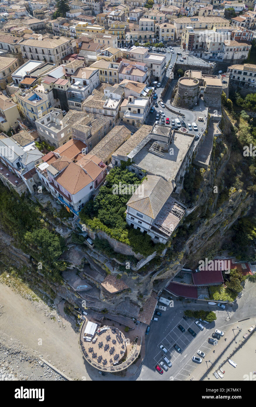 Vue aérienne de Pizzo Calabro, Calabre, Italie. Maisons sur le rocher vu de la mer Banque D'Images