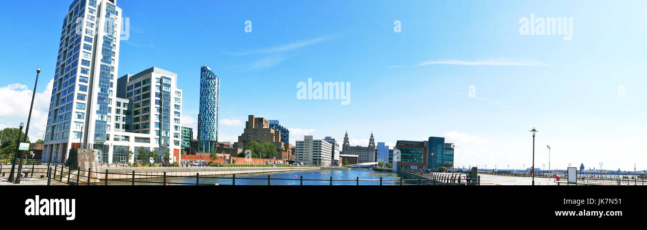 Vue panoramique de bureaux modernes et hôtels de William Jessop Way(à gauche) et de Princes Dock avec le foie des capacités au centre, Liverpool, Royaume-Uni Banque D'Images