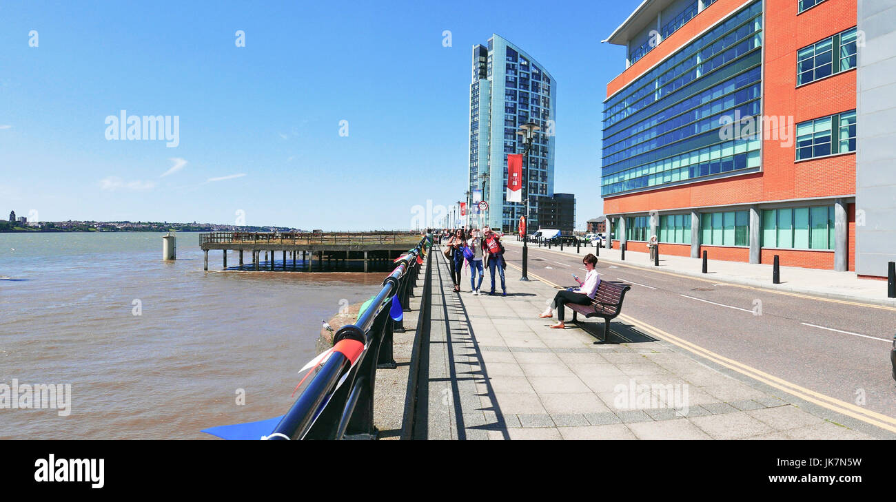 Les jeunes gens en tenant vos autoportraits sur Princes Parade,Princes Dock, Liverpool, Royaume-Uni Banque D'Images