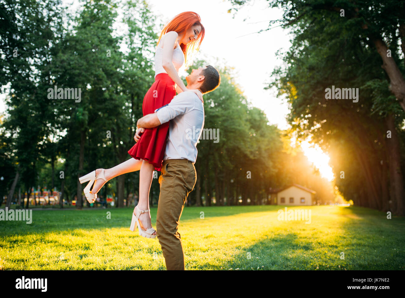 Date romantique de l'amour, couple, rencontre en été Parc. Jolie femme et jeune homme heureux ensemble Banque D'Images