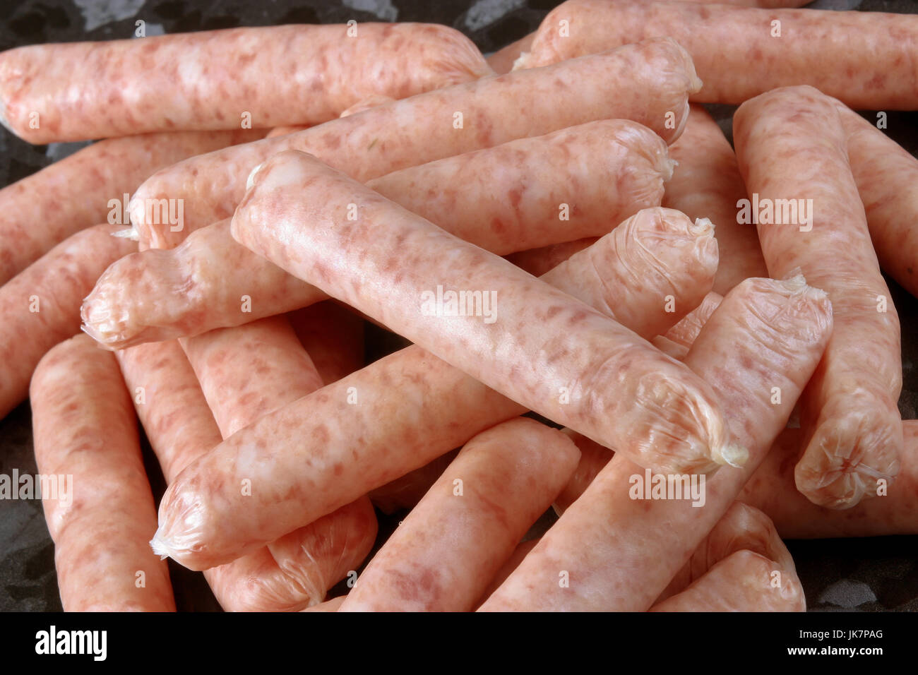 Chipolatas de porc sur un fond de marbre Banque D'Images