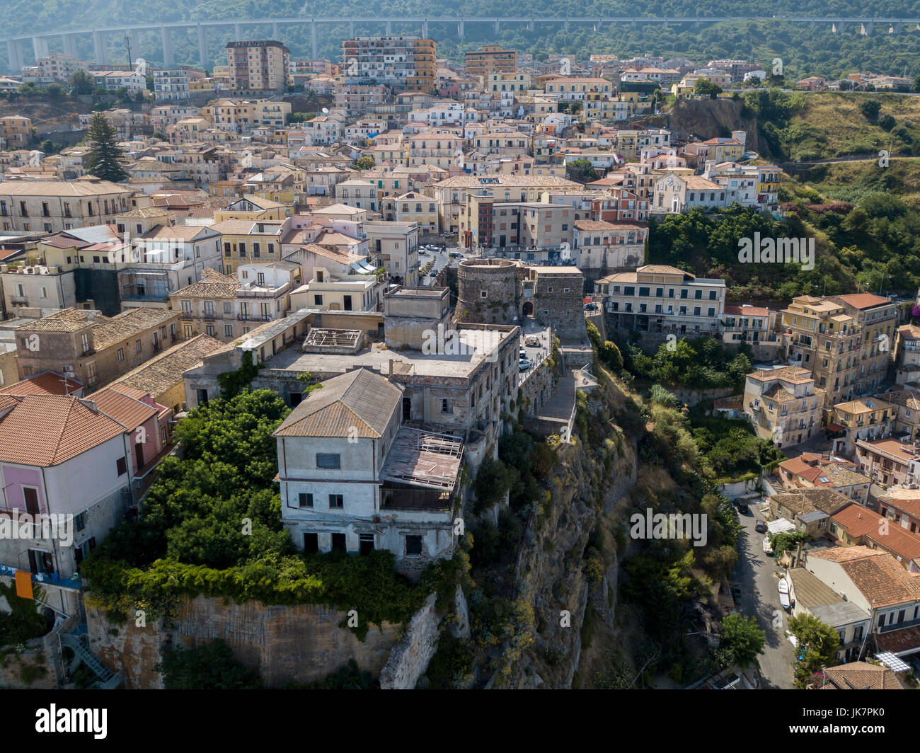 Vue aérienne de Pizzo Calabro, Calabre, Italie. Maisons sur le rocher vu de la mer Banque D'Images