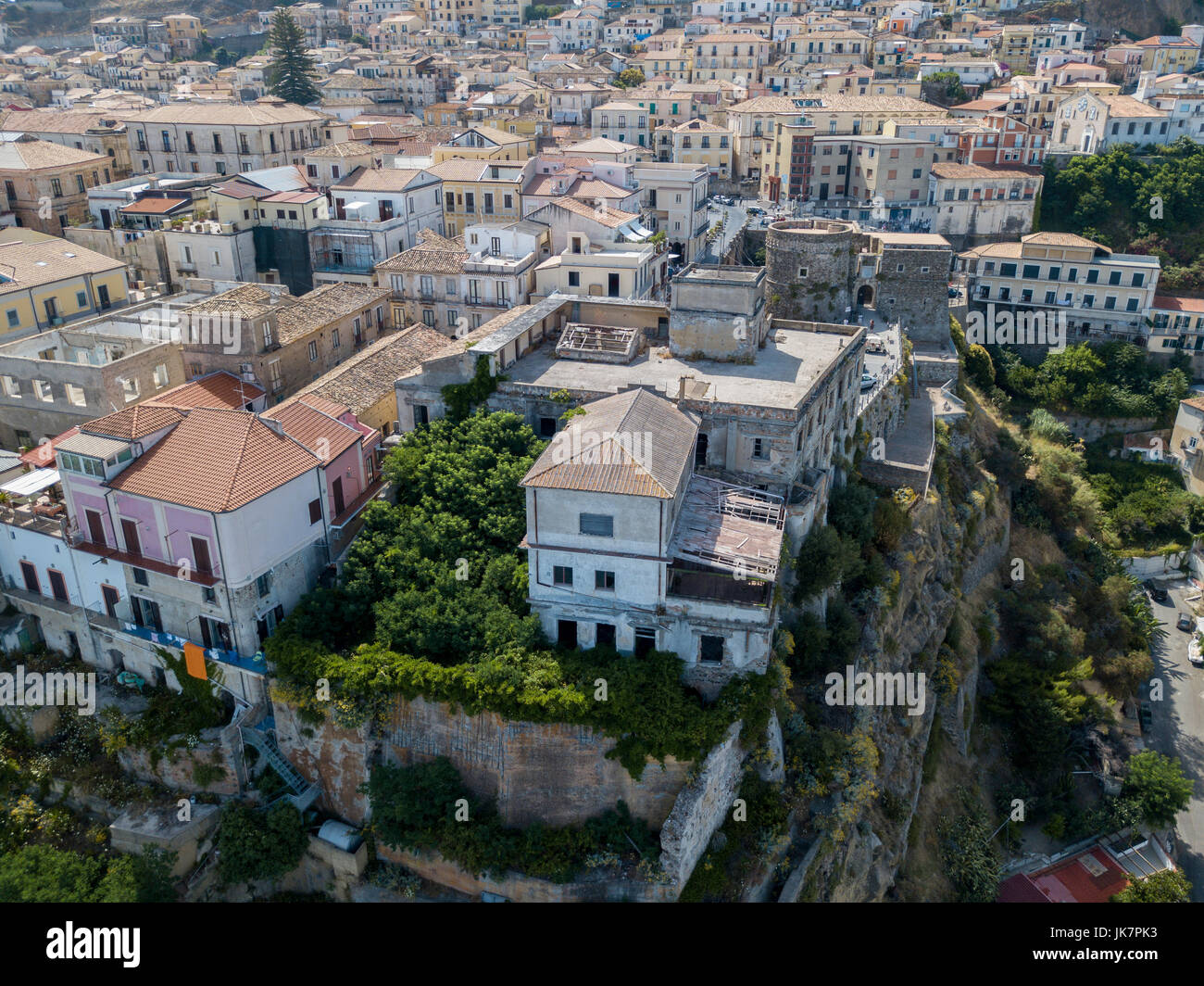Vue aérienne de Pizzo Calabro, Calabre, Italie. Maisons sur le rocher vu de la mer Banque D'Images