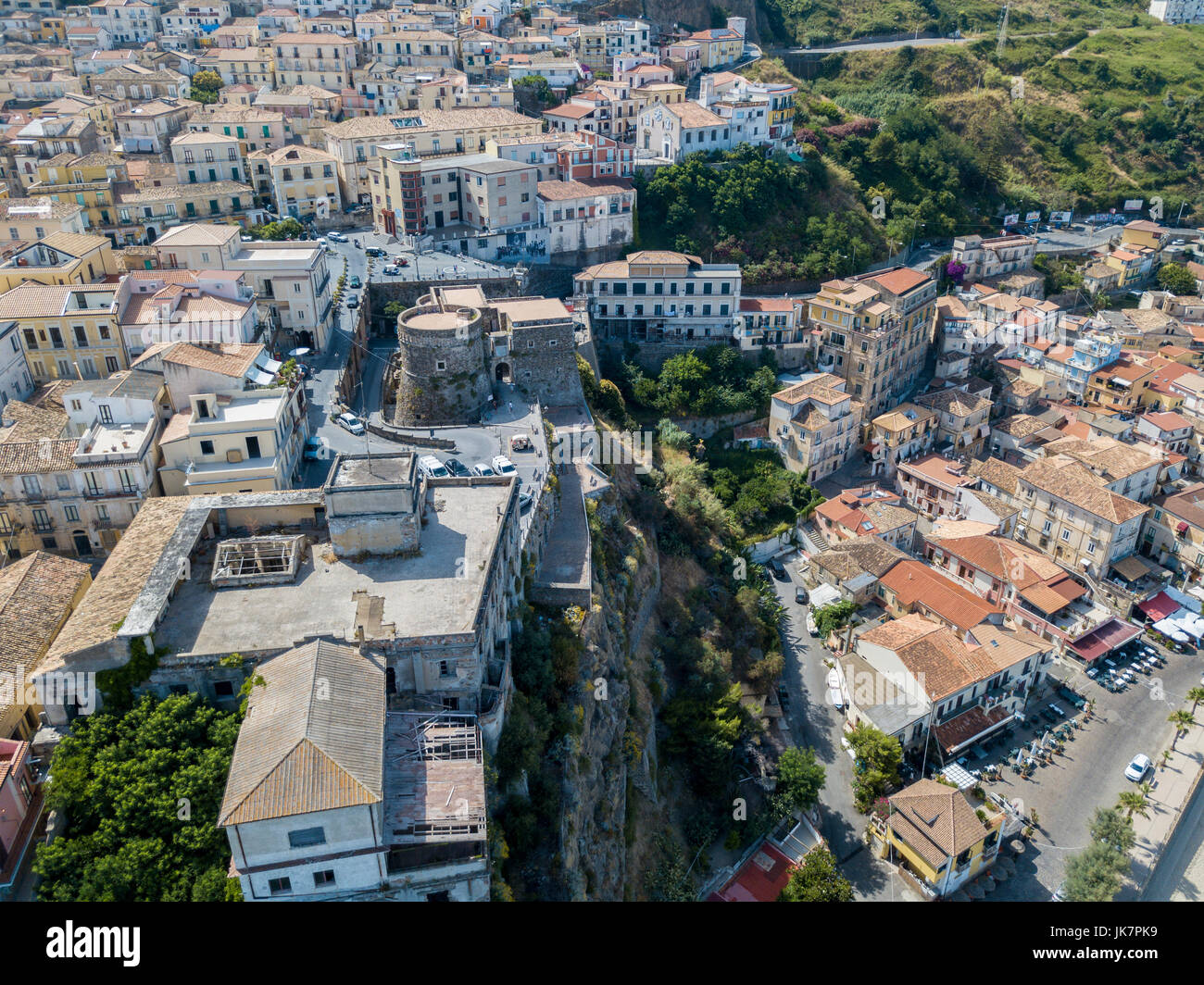 Vue aérienne de Pizzo Calabro, Calabre, Italie. Maisons sur le rocher vu de la mer Banque D'Images