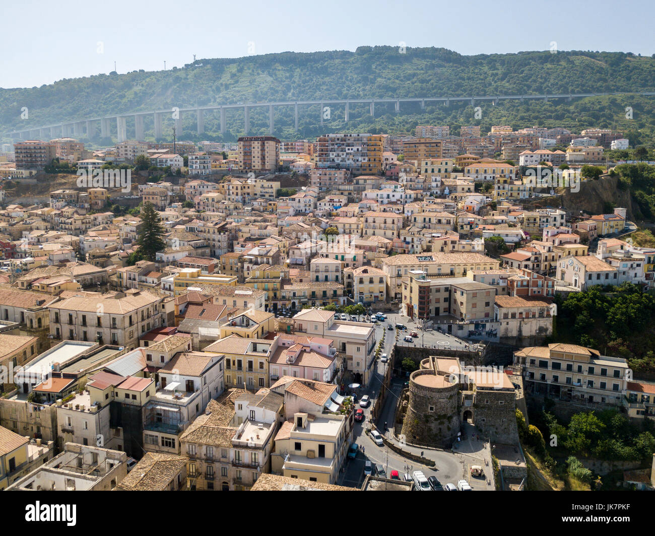 Vue aérienne de Pizzo Calabro, Calabre, Italie. Maisons sur le rocher vu de la mer Banque D'Images