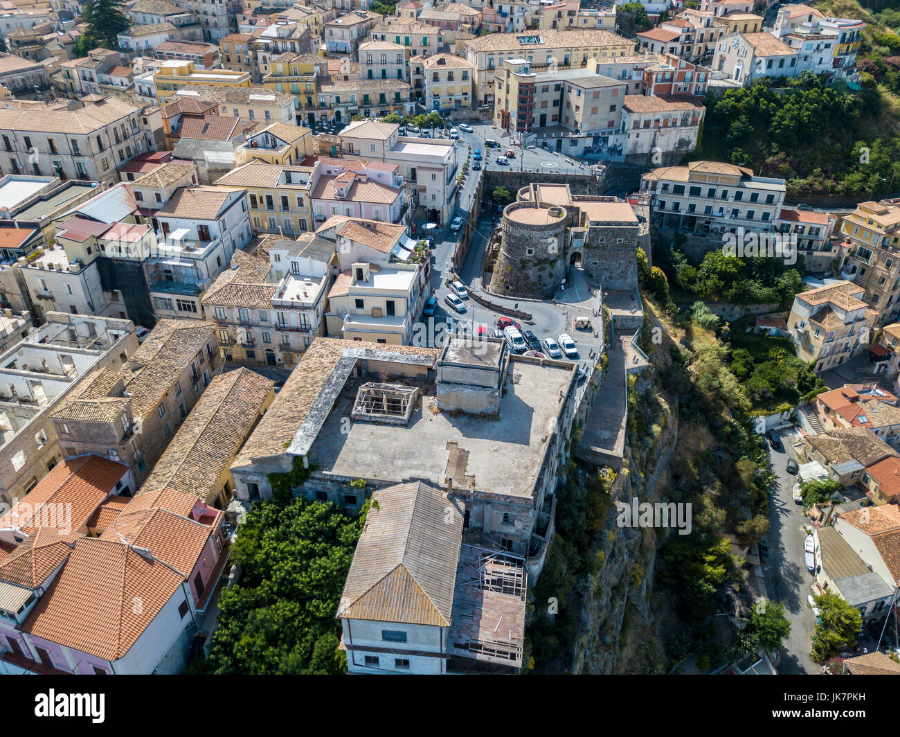 Vue aérienne de Pizzo Calabro, Calabre, Italie. Maisons sur le rocher vu de la mer Banque D'Images