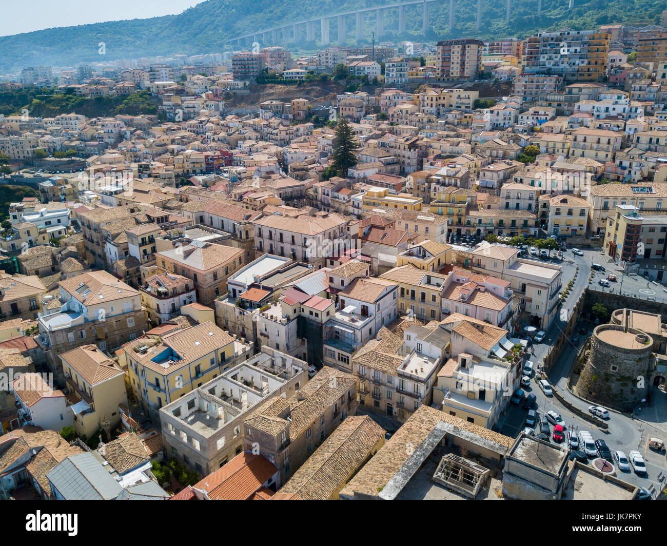 Vue aérienne de Pizzo Calabro, Calabre, Italie. Maisons sur le rocher vu de la mer Banque D'Images