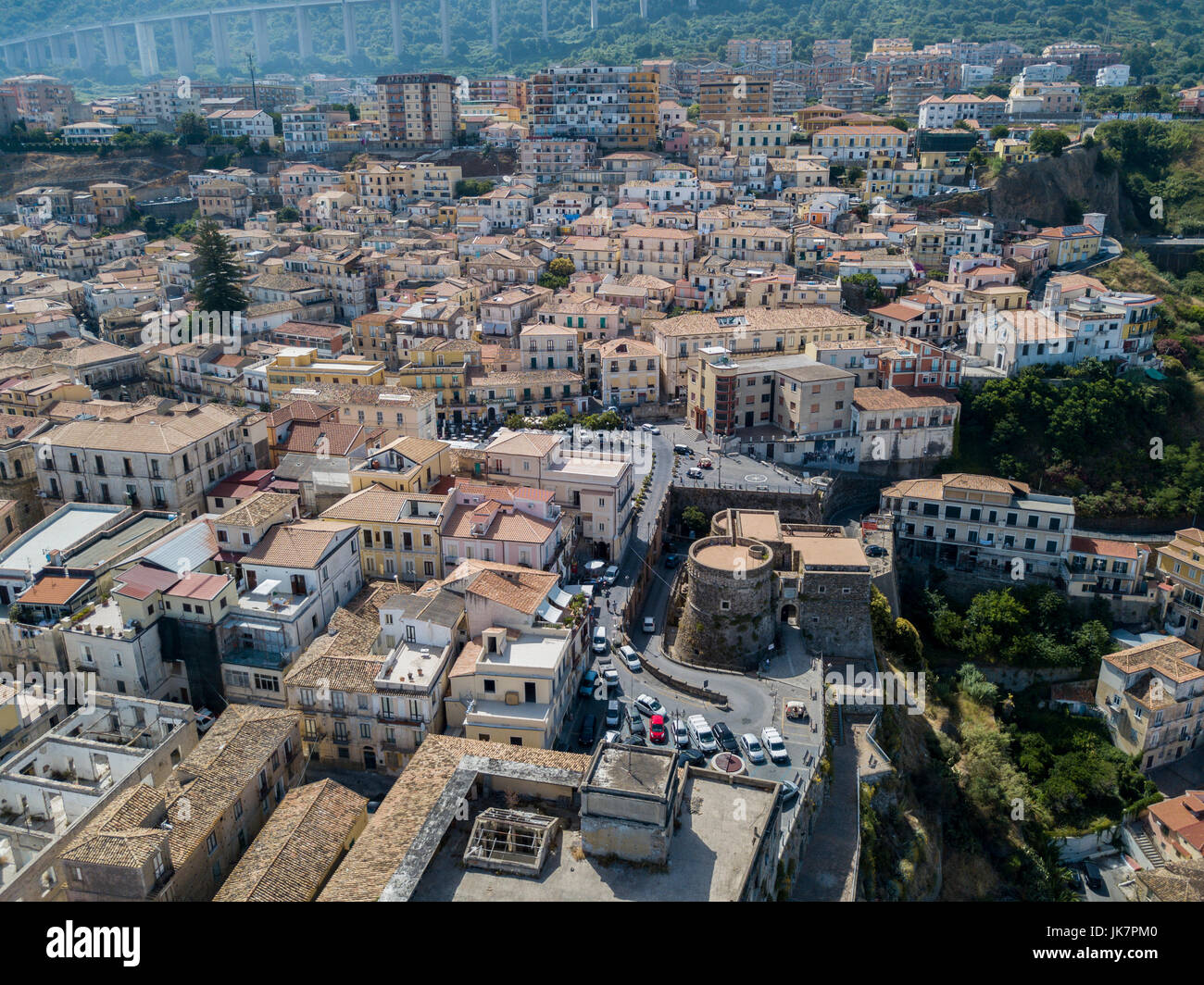 Vue aérienne de Pizzo Calabro, Calabre, Italie. Maisons sur le rocher vu de la mer Banque D'Images