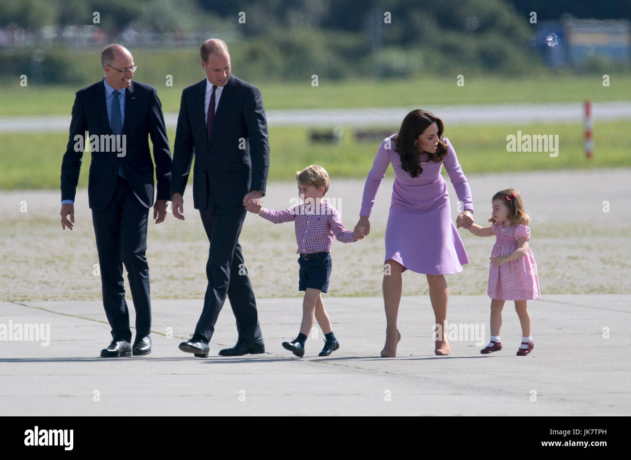 Le prince William et Catherine, duchesse de Cambridge visiter Airbus à Hambourg avant d'être rejoint par Prince George et la Princesse Charlotte de regarder certains hélicoptères avant de repartir. Banque D'Images