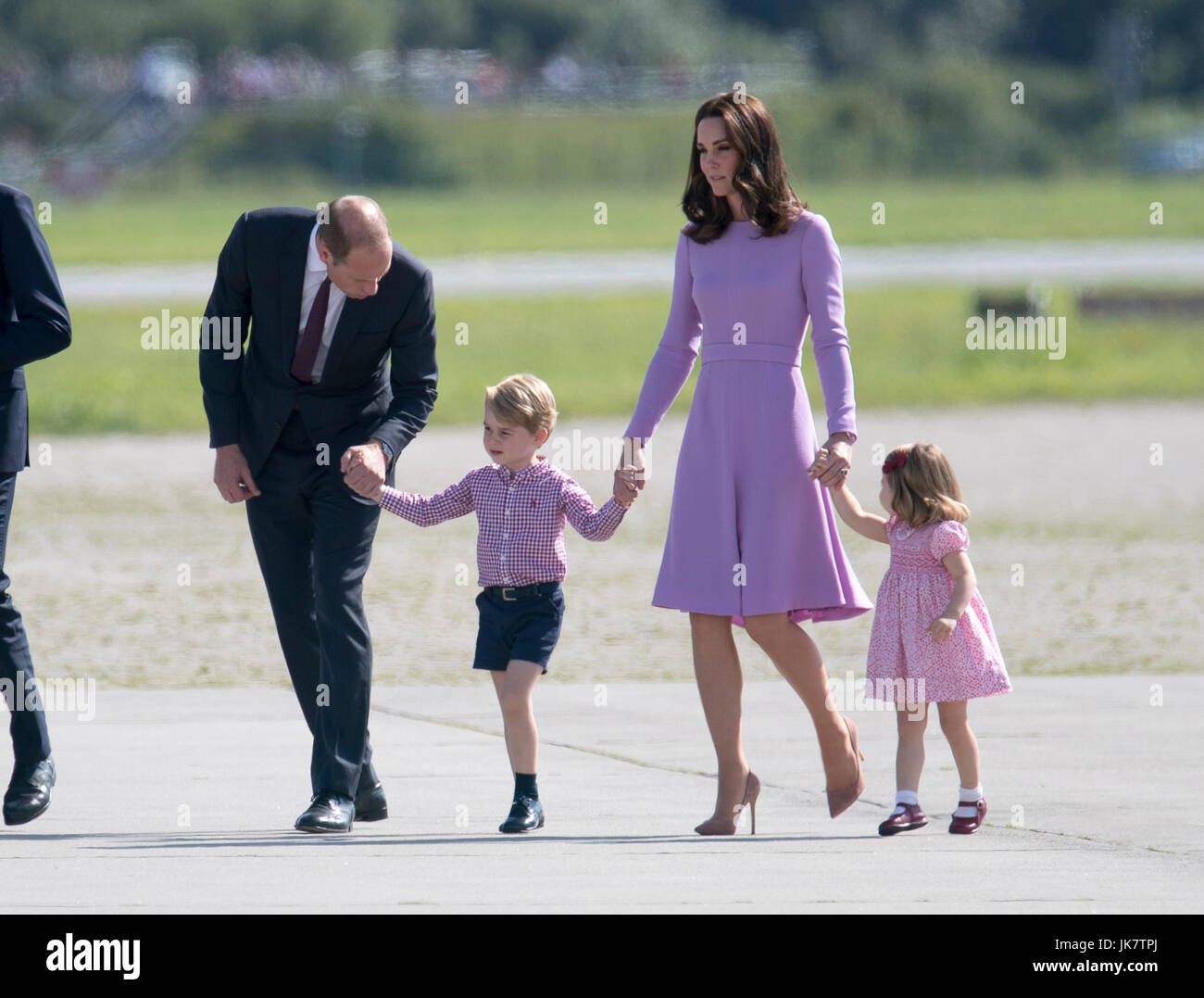 Le prince William et Catherine, duchesse de Cambridge visiter Airbus à Hambourg avant d'être rejoint par Prince George et la Princesse Charlotte de regarder certains hélicoptères avant de repartir. Banque D'Images