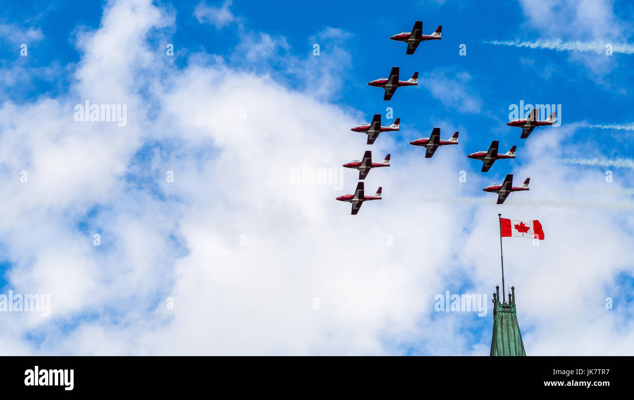 Le défilé aérien des Snowbirds des FC sur le drapeau canadien à la Tour de la paix à la fête du Canada, Ottawa, capitale du Canada Banque D'Images
