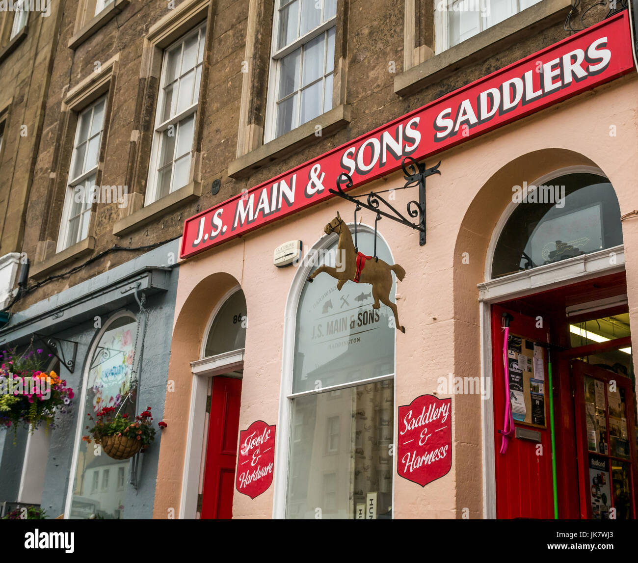Boutique à l'ancienne, avant J S'& Sons selliers, High Street, Haddington, East Lothian, Scotland, UK avec de l'or l'inscription suspendue au-dessus de la porte Banque D'Images
