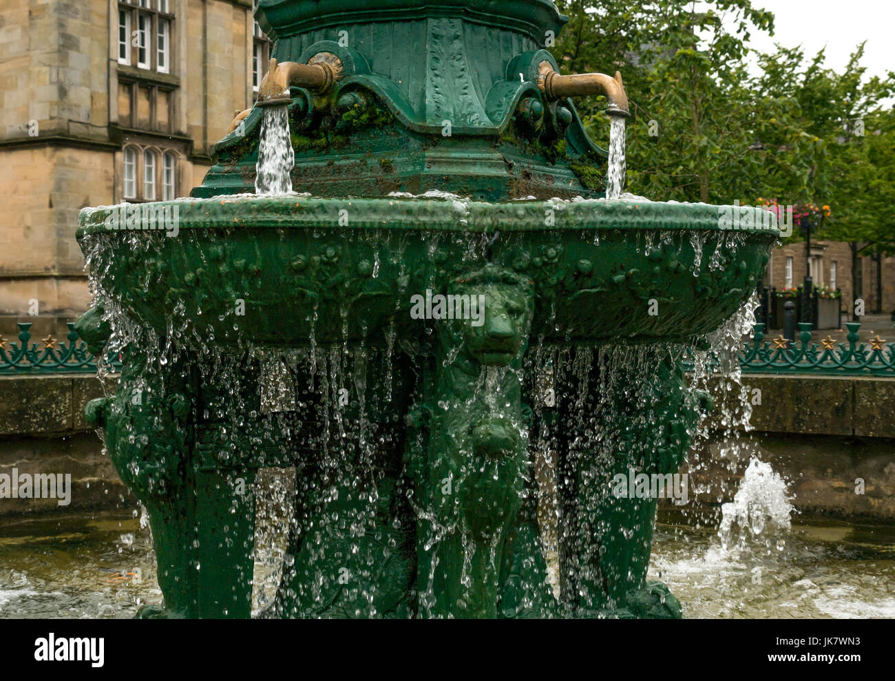 Fontaine en fonte, Place d'Aubigny, rue Court, Haddington, East Lothian, Scotland, UK, avec de l'eau courante, les têtes de lion et d'or pre Banque D'Images