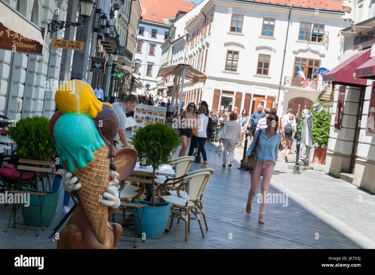 La crème glacée dans la vieille ville, place principale, Bratislava, Slovaquie Banque D'Images